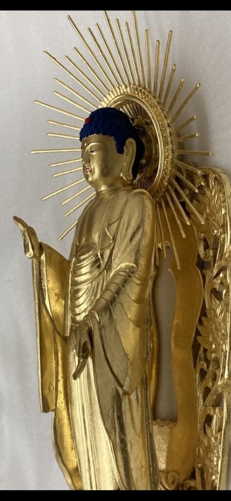 浄土真宗本願寺派のご本尊である阿弥陀如来の金箔押しの仏像写真